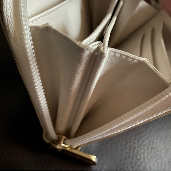 Michael kors zip wallet, wristlet. White shiney monogram leather gold hardware - Picture 6 of 10